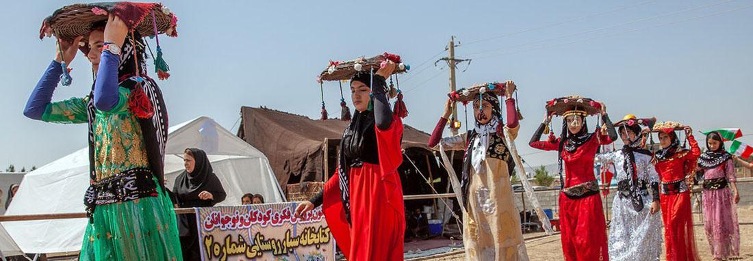 تصاویر ، جشن خرمن در استان کرمانشاه ، حمل خوشه های طلایی تصاویر ، جشن خرمن در استان کرمانشاه ، حمل خوشه های طلایی گندم توسط زنان کُردی با لباس های زیبای محلی