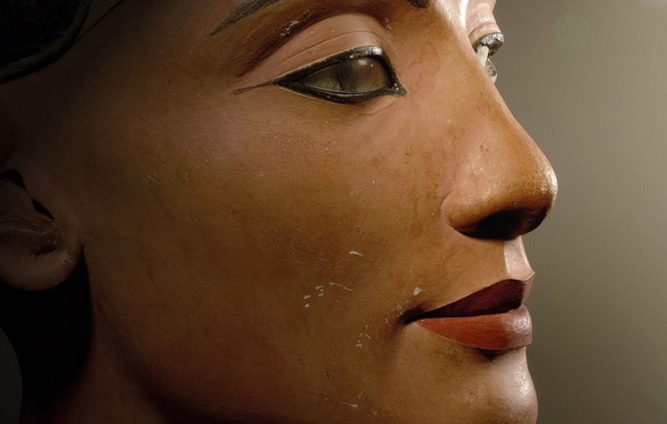کشف سرنخ هایی از محل دفن نفرتیتی، ملکه افسانه ای مصر