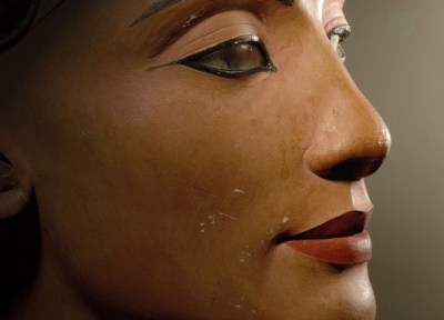 کشف سرنخ هایی از محل دفن نفرتیتی، ملکه افسانه ای مصر