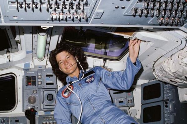 رونمایی از مجسمه زن فضانورد سرشناس ، عکس